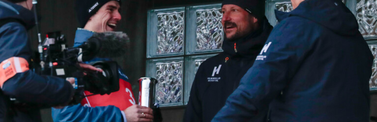 Vinzenz Geiger (GER) erhält den Pokal von Kronprinz Haakon und König Harald V. von Norwegen.