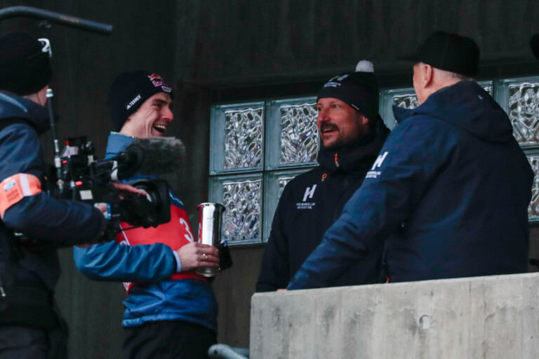 Vinzenz Geiger (GER) erhält den Pokal von Kronprinz Haakon und König Harald V. von Norwegen.