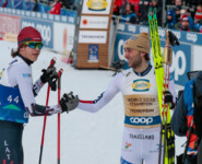Wenn du gerade dein erstes WM-Rennen beendet hast und der Weltmeister ist erster Gratulant: Karlis Svede (LAT), Jarl Magnus Riiber (NOR), (l-r)