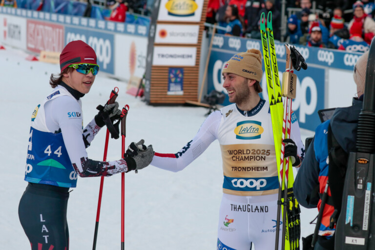 Wenn du gerade dein erstes WM-Rennen beendet hast und der Weltmeister ist erster Gratulant: Karlis Svede (LAT), Jarl Magnus Riiber (NOR), (l-r)