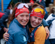 Wenn man gerade erfährt, dass man den Gesamtweltcup gewonnen hat, und die Teamkollegin sich mitfreut: Nathalie Armbruster (GER), Jenny Nowak (GER), (l-r).