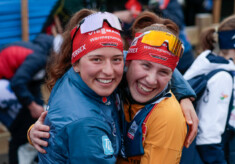 Wenn man gerade erfährt, dass man den Gesamtweltcup gewonnen hat, und die Teamkollegin sich mitfreut: Nathalie Armbruster (GER), Jenny Nowak (GER), (l-r).