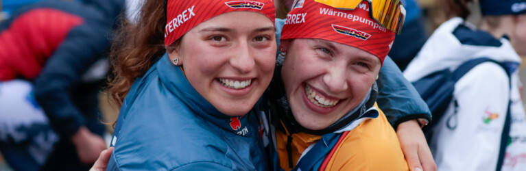 Wenn man gerade erfährt, dass man den Gesamtweltcup gewonnen hat, und die Teamkollegin sich mitfreut: Nathalie Armbruster (GER), Jenny Nowak (GER), (l-r).
