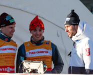 Der Star mit den Nachwuchssportlern: Simon Mach (GER), Richard Stenzel (GER), Jarl Magnus Riiber (NOR), (l-r)