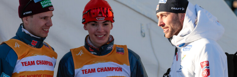 Der Star mit den Nachwuchssportlern: Simon Mach (GER), Richard Stenzel (GER), Jarl Magnus Riiber (NOR), (l-r)