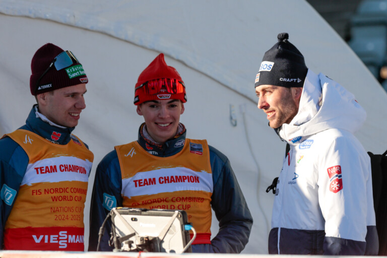 Der Star mit den Nachwuchssportlern: Simon Mach (GER), Richard Stenzel (GER), Jarl Magnus Riiber (NOR), (l-r)