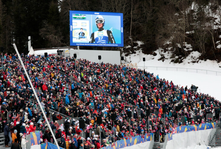 Kristjan Ilves (EST) wartet auf seinen Sprung ins volle Stadion.