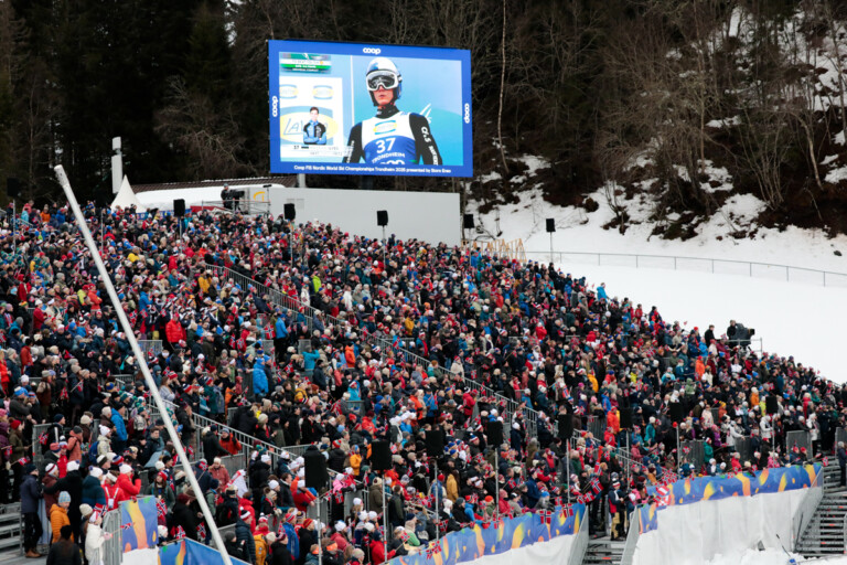 Kristjan Ilves (EST) wartet auf seinen Sprung ins volle Stadion.