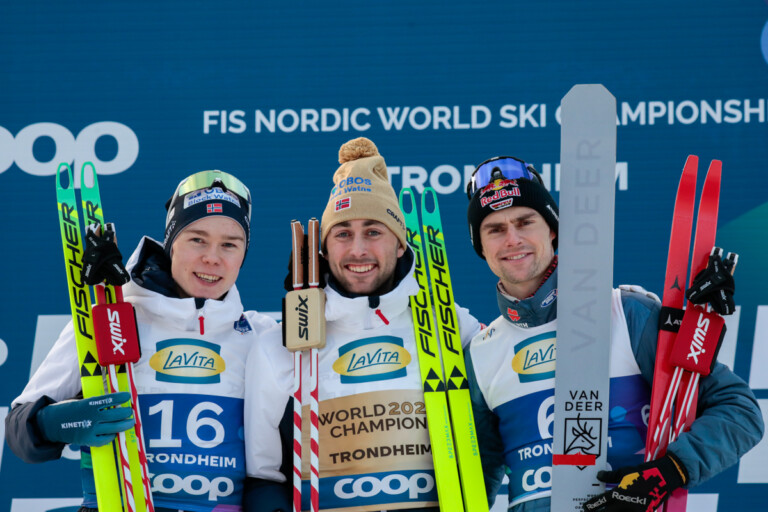 Das Podium: Jens Luraas Oftebro (NOR), Jarl Magnus Riiber (NOR), Vinzenz Geiger (GER), (l-r)
