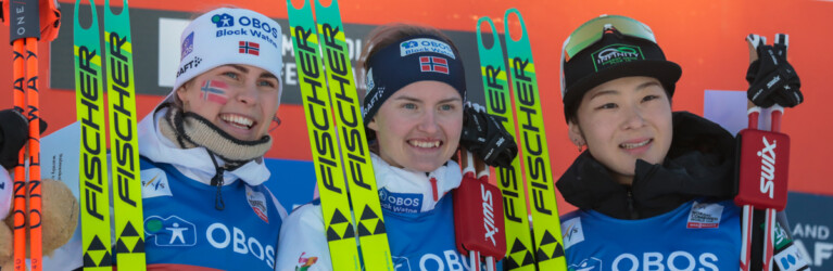 Das Podium des Tages: Ida Marie Hagen (NOR), Gyda Westvold Hansen (NOR), Haruka Kasai (JPN), (l-r)