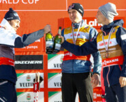 Die Top 3 der Gesamtwertung: Jarl Magnus Riiber (NOR), Vinzenz Geiger (GER), Johannes Lamparter (AUT), (l-r)