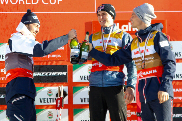 Die Top 3 der Gesamtwertung: Jarl Magnus Riiber (NOR), Vinzenz Geiger (GER), Johannes Lamparter (AUT), (l-r)