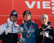 Das Podium des Compact Race: Jarl Magnus Riiber (NOR), Vinzenz Geiger (GER), Johannes Lamparter (AUT), (l-r)