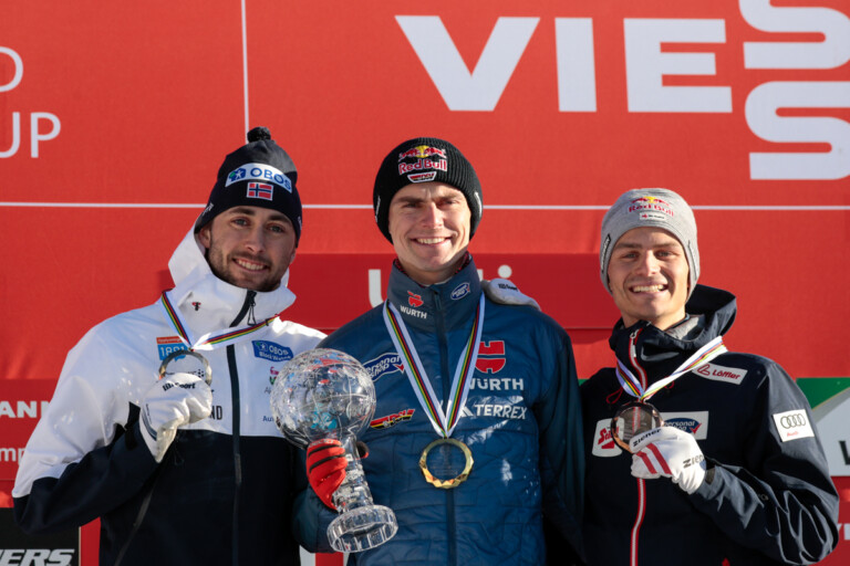 Das Podium des Compact Race: Jarl Magnus Riiber (NOR), Vinzenz Geiger (GER), Johannes Lamparter (AUT), (l-r)