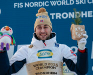 Jarl Magnus Riiber (NOR) feiert seinen fünften Einzel-WM-Titel.