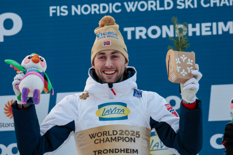 Jarl Magnus Riiber (NOR) feiert seinen fünften Einzel-WM-Titel.
