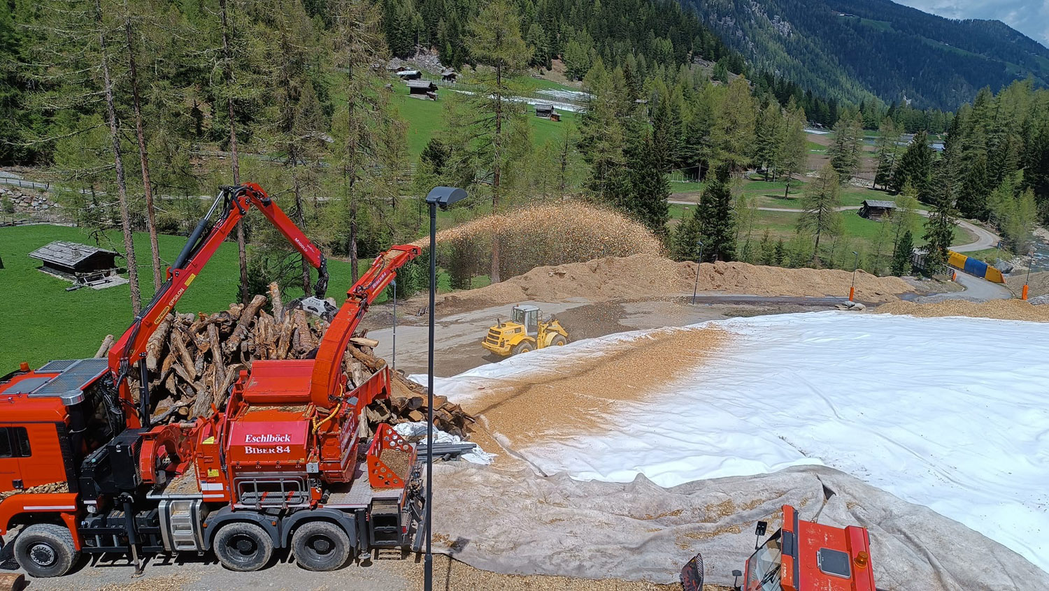 Nachhaltigkeit-trifft-Wintersport-Borkenk-ferholz-und-Flurgeh-lze-isolieren-Schneedepot-in-Martell