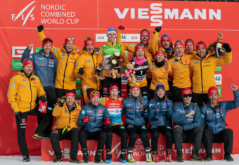 Damenteam mit Herren: Nathalie Armbruster (GER) und Vinzenz Geiger (GER) (Mitte oben) führen als Gesamtweltcupsieger des vergangenen Winters ihre Mannschaften in die neue Saison.
