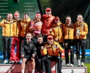 Nathalie Armbruster (GER) inmitten des deutschen Teams