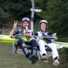 Mit dem Lift nach unten, wenn man nicht springen kann: Johannes Rydzek (GER), Jiri Konvalinka (CZE), (l-r)
