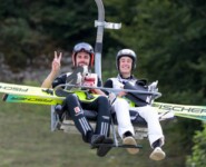 Mit dem Lift nach unten, wenn man nicht springen kann: Johannes Rydzek (GER), Jiri Konvalinka (CZE), (l-r)