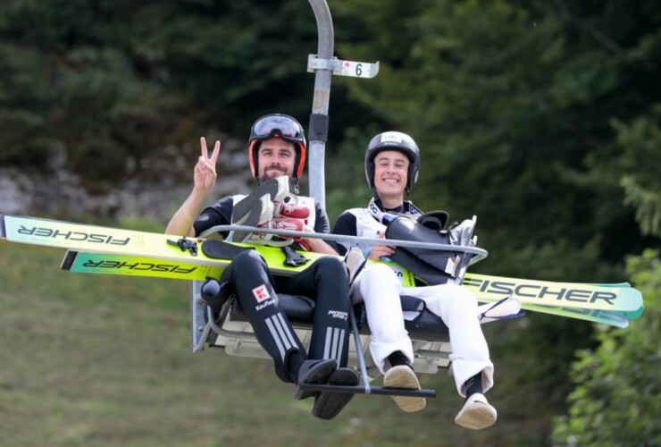 Mit dem Lift nach unten, wenn man nicht springen kann: Johannes Rydzek (GER), Jiri Konvalinka (CZE), (l-r)