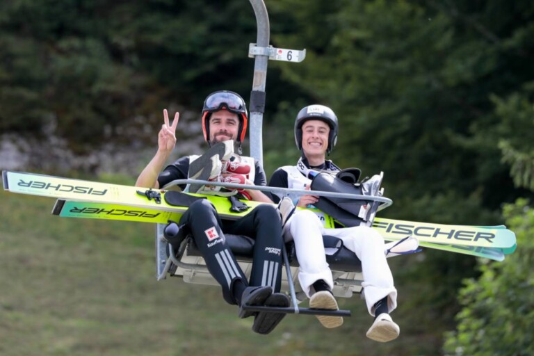 Mit dem Lift nach unten, wenn man nicht springen kann: Johannes Rydzek (GER), Jiri Konvalinka (CZE), (l-r)
