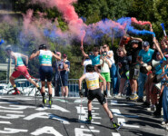 Stimmung wie bei der Tour de France: Florian Kolb (AUT), Laurent Muhlethaler (FRA), Johannes Rydzek (GER), (l-r)