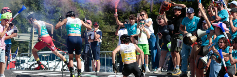 Stimmung wie bei der Tour de France: Florian Kolb (AUT), Laurent Muhlethaler (FRA), Johannes Rydzek (GER), (l-r)