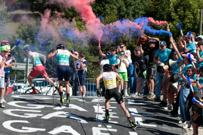 Stimmung wie bei der Tour de France: Florian Kolb (AUT), Laurent Muhlethaler (FRA), Johannes Rydzek (GER), (l-r)
