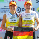Die Siegerinnen: Nathalie Armbruster (GER), Jenny Nowak (GER), (l-r) mit einem Gruß an die verletzte Maria Gerboth