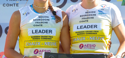 Die Siegerinnen: Nathalie Armbruster (GER), Jenny Nowak (GER), (l-r) mit einem Gruß an die verletzte Maria Gerboth
