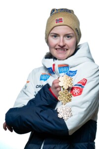 Neben Gold im Gundersen und Silber im Massenstart gewann Gyda Westvold Hansen (NOR) bei der WM in Trondheim (NOR) auch Mannschafts-Gold.