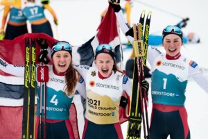 Gyda Westvold Hansen (NOR, Mitte) gewann 2021 als erste Nordische Kombiniererin einen Weltmeistertitel vor Marte (l) und Mari Leinan Lund (NOR, r).