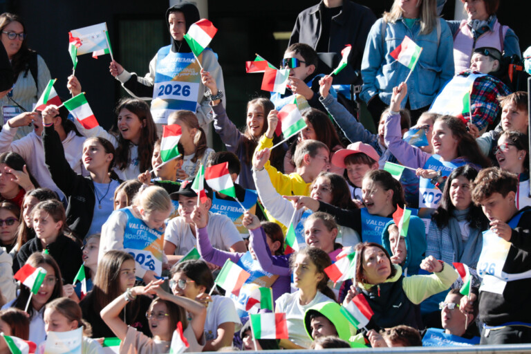 Zahlreiche Schulklassen waren am Freitag als Zuschauer an der Schanze.