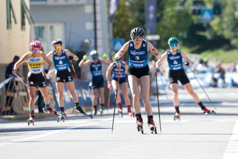 Nathalie Armbruster (GER), Heta Hirvonen (FIN), (l-r) im Zielsprint