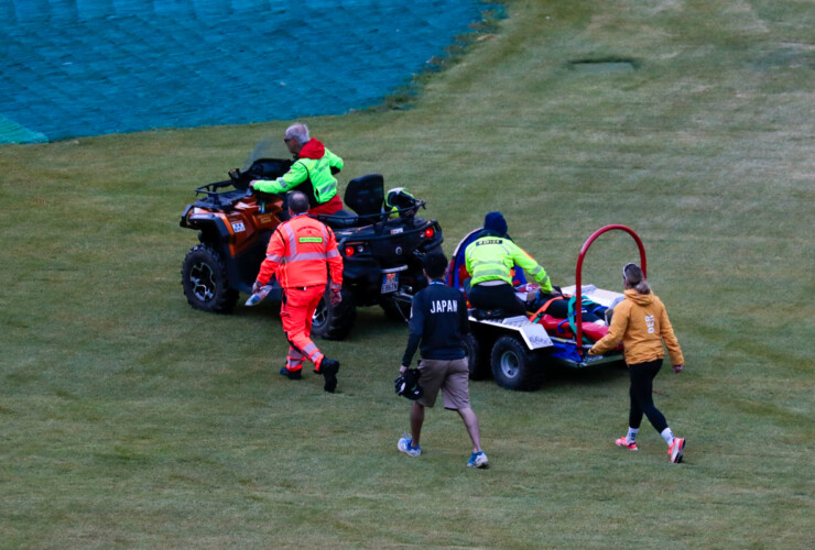 Haruka Kasai (JPN) stürzte und musste abtransportiert werden.