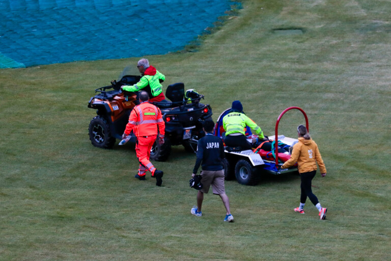 Haruka Kasai (JPN) stürzte und musste abtransportiert werden.