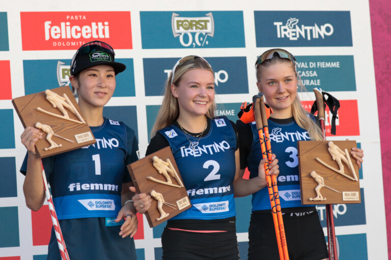Die Tagessiegerinnen: Yuna Kasai (JPN), Minja Korhonen (FIN), Heta Hirvonen (FIN), (l-r)
