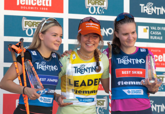 Die Besten der Gesamtwertung: Minja Korhonen (FIN), Nathalie Armbruster (GER), Ema Volavsek (SLO), (l-r)