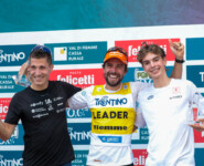 Die Top 3 der Gesamtwertung: Laurent Muhlethaler (FRA), Johannes Rydzek (GER), Richard Stenzel (GER), (l-r)