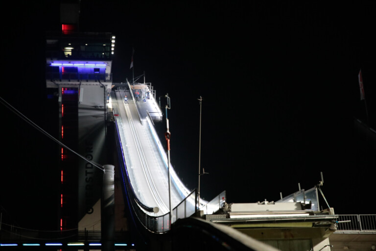 Training und PCR der Frauen musste am Freitag aufgrund des Windes abgesagt werden. Die Männer konnten spät am Abend schließlich springen.