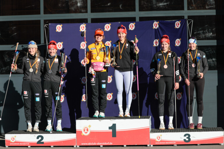 Das Damen-Podium im Team Sprint: Ronja Loh (SVSAC I), Jenny Nowak (SVSAC I), Nathalie Armbruster (SBW I), Fabienne Klumpp (SBW I), Sofia Eggensberger (BSV 1), Trine Göpfert (BSV 1), (l-r)