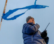 Das Springen wurde aufgrund starken Windes abgebrochen. Im Bild: Renndirektor Lasse Ottesen (FIS)