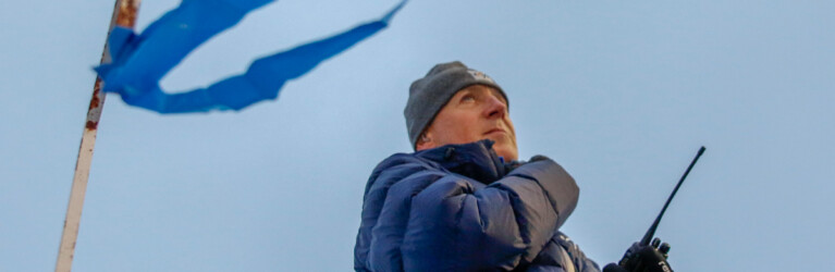 Das Springen wurde aufgrund starken Windes abgebrochen. Im Bild: Renndirektor Lasse Ottesen (FIS)