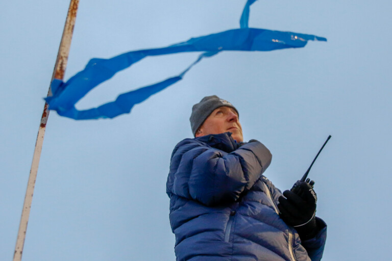 Das Springen wurde aufgrund starken Windes abgebrochen. Im Bild: Renndirektor Lasse Ottesen (FIS)