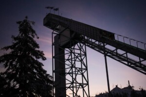 Die Schanze am Rukatunturi gilt aufgrund ihrer Windanfälligkeit als herausfordernd zu springen.