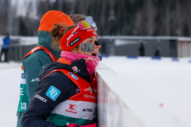 Nathalie Armbruster (GER) feuert die Männer während deren Rennen an.