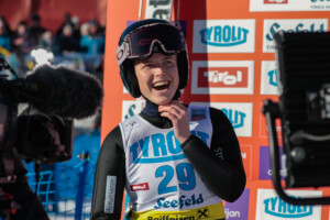 Alexa Brabec (USA) feiert ihren ersten Weltcupsieg.