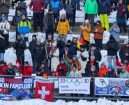 Zuschauer setzen ein Zeichen für die Nordische Kombination bei Olympia 2030 - mit Frauen und Männern.
